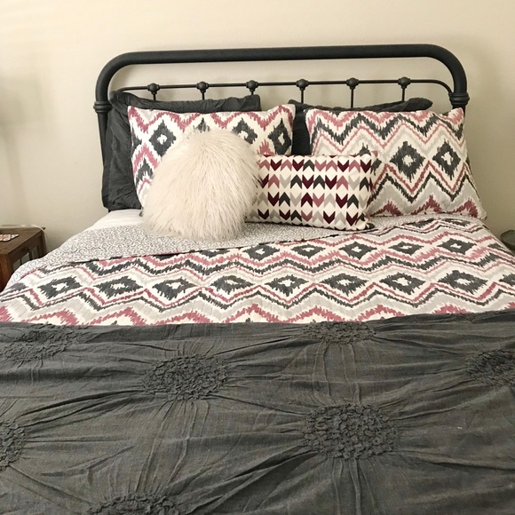 Queen bedding set & decorative pillows - Picture 3 of 7